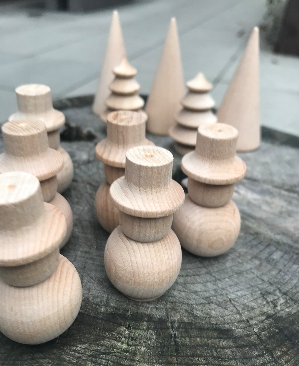 Wooden snowpeople